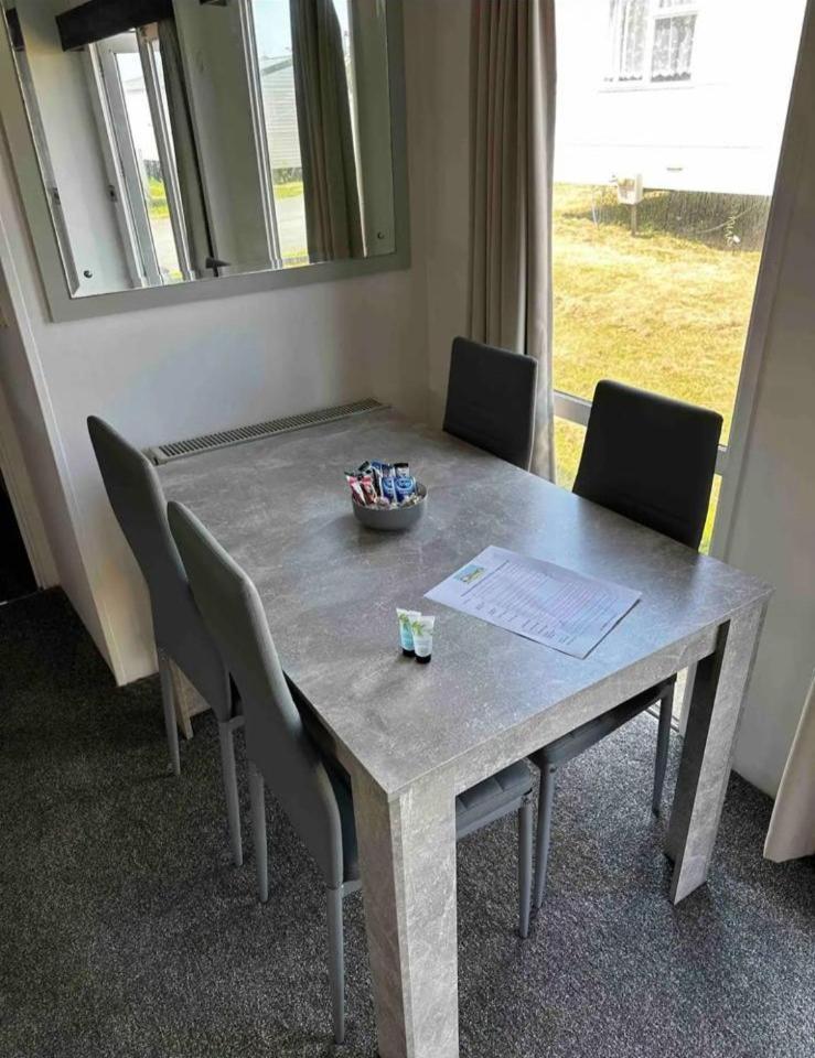 2 Bed Mobile Home Sea Views, Centre Field Warden  Dış mekan fotoğraf